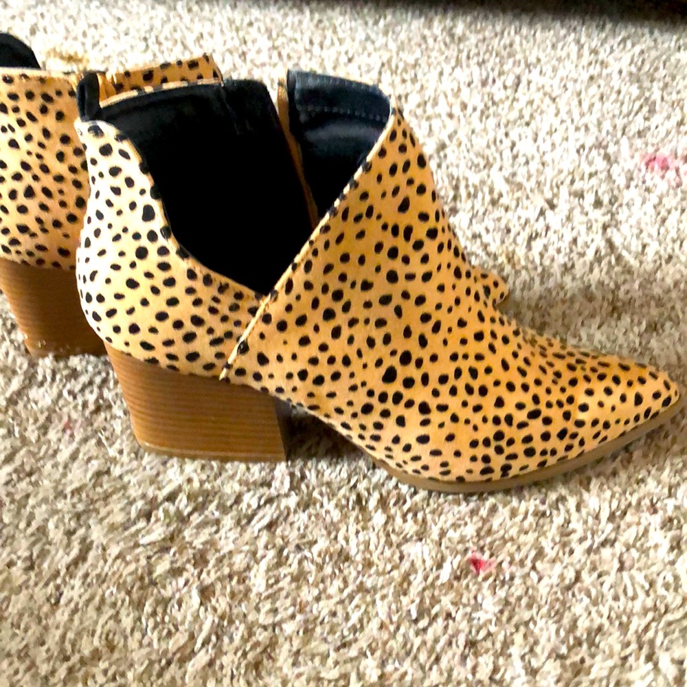 Qupid leopard print cut out booties.